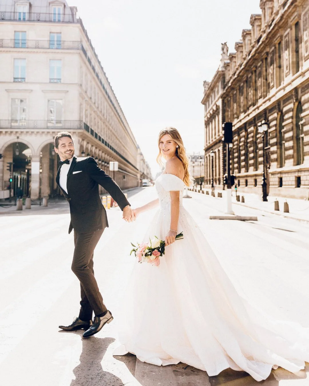 Cặp đôi mới cưới trên phố Paris