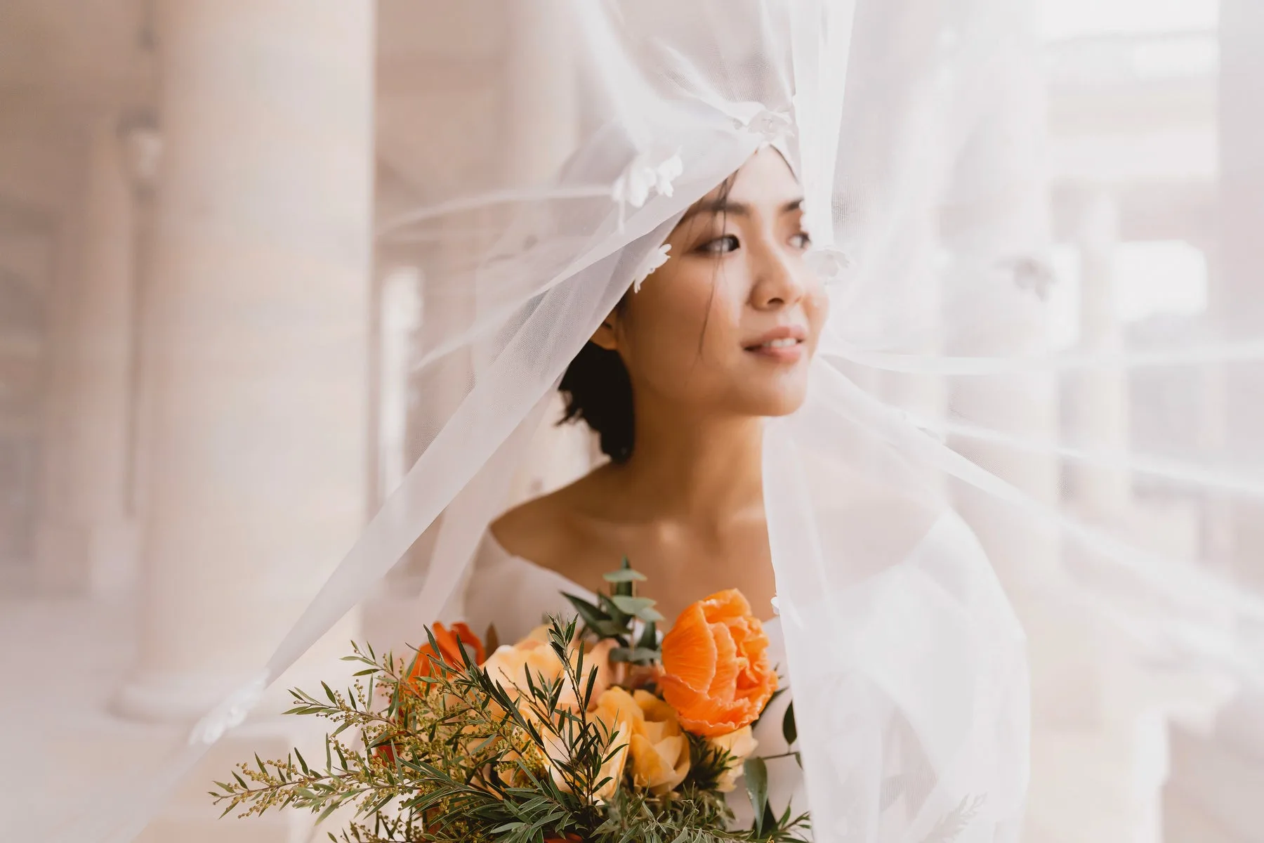 Cô dâu dưới lớp voan mềm trong ánh sáng cửa sổ